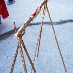 「上樑」指安裝建築物屋頂最高的大樑，代表著結(jié)構(gòu)體的完成，現(xiàn)代的建築物把鋼筋水泥蓋到最頂層，準(zhǔn)備最後的灌漿時(shí)，以「金色鋼筋」為象徵來(lái)舉行上樑儀式。