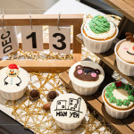 初次舉辦的DIY烘焙活動，杯子蛋糕化身成雪人、馴鹿與綠色花圈，也悄悄融入新業(yè)的溫暖陪伴，攜手共渡週末午後時光。