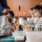 協(xié)力進(jìn)行秤量、分裝，過程充滿參與感及合作的溫度，從一開始就帶著共同完成的意義，成為這場 DIY 體驗最真實的基底。