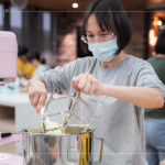 攪拌麵糊的步驟需要多次分段進(jìn)行，從奶油打發(fā)的蓬鬆度、麵糊拌合的手感，到每一道步驟對時間與比例的掌握，都是經(jīng)驗與專注的累積。