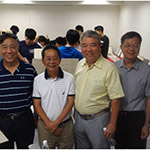 參加民眾與林世堂博士(左二)、新業(yè)建設(shè)穆椿松榮譽董事長(右三)、卓勝隆董事長(左三)、簡福榮總經(jīng)理(右二)、邱正光副總經(jīng)理(右一)合影留念。