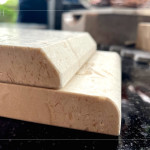 不同角度的處理除了影響外觀風格，也兼具實用性與安全性，例如圓弧邊能降低碰撞風險，而斜切邊則突顯設計感，符合多樣空間需求與美學考量。