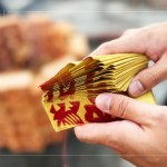 心中滿懷期盼與感恩，將此份心意挾帶著一疊疊金紙，焚化成縷縷煙霧上傳天聽，為上樑儀式畫下句點(diǎn)。