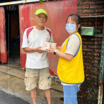 「送便當(dāng)囉！」這不僅是一個單純的送餐服務(wù)，過程中提供關(guān)懷、傳遞訊息，最終目的是希望長輩們能健康生活。