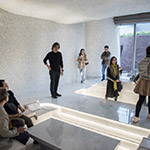 啟發(fā)自古代炕區(qū)及卡通龍貓豆豆龍掉進洞穴的靈感，現(xiàn)場來賓迫不及待體驗這奇妙之交誼廳空間！