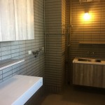 工作陽(yáng)臺(tái)的貼心設(shè)計(jì)，增加了基本的收納需求外，特別施做了隔柵天花板巧妙掩飾繁雜的管線，讓妳做家事的時(shí)候，心情也跟著放鬆起來(lái)！