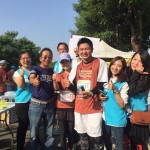 新業(yè)大家長──卓勝隆董事長(左二)與21K同仁跑者開心合影，大夥兒笑容比晨光更加燦爛！