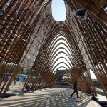 中央竹拱圈層疊出10公尺高，象徵守護(hù)臺灣的中央山脈，臺中花博於11月3日開幕。圖／竹籟文創(chuàng)