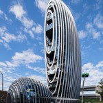 南港辦公大樓「砳建築」入圍2018 WAF「辦公大樓類」，以基隆河鵝卵石為設(shè)計(jì)靈感，目前是臺灣獨(dú)一無二弧型水晶建築，Aedas 全球設(shè)計(jì)董事 Dr. Andy Wen（溫子先）設(shè)計(jì)。圖／WAF