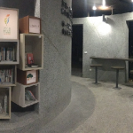 夜晚書席增設(shè)燈光，提高夜間民眾使用之頻率，搭配吧檯桌面及高腳椅可以輕鬆享受閱讀之悠閒。