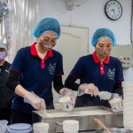 Q彈香氣十足的米飯，每份需精準(zhǔn)控制在210~220克之間，新業(yè)團(tuán)隊(duì)當(dāng)天也實(shí)際參與打飯、送餐的過程，更加深刻感受到甘霖對(duì)於每份飯菜的重視及細(xì)心。