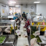 清晨六點(diǎn)半，廚房?jī)?nèi)的志工開始各就各位，前處理區(qū)、烹調(diào)區(qū)、備餐區(qū)等，我們也站在輸送臺(tái)旁、各自的崗位上，依照各長(zhǎng)輩的飲食需求配膳及調(diào)整菜量，與時(shí)間賽跑，好讓每天熱騰騰的飯包準(zhǔn)時(shí)送達(dá)。