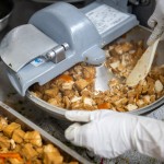 除了一般餐食外，針對(duì)咀嚼、吞嚥不佳的長(zhǎng)輩，甘霖也個(gè)別準(zhǔn)備剁碎飲食、細(xì)碎飲食、半流質(zhì)飲食，讓長(zhǎng)輩們更方便進(jìn)食。