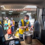 新業(yè)與志工大哥們一同將湯桶、保溫袋提上後車箱，分送約900個(gè)便當(dāng)至大臺(tái)中各地區(qū)的獨(dú)居長(zhǎng)者家中。我們與時(shí)間賽跑，兵分廿一路到各個(gè)指定點(diǎn)與補(bǔ)給站。 