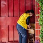 「阿嬤不在家，應(yīng)該是出門撿回收還沒回來吧!」沒看見熟悉的人影，志工將便當(dāng)放進(jìn)一旁的紙箱保溫，也期待著下次串門與阿嬤聊天。