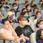 閱歷豐富的人生，馮翊綱老師信手拈來深感共鳴與同感的哏，逗得住戶們捧腹大笑。