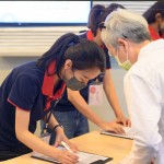 新業(yè)團(tuán)隊(duì)引導(dǎo)貴賓入場(chǎng)就坐，一同感受文化藝術(shù)的美好。