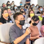 家族、粉絲們踴躍提問，老師的幽默回應(yīng)，讓現(xiàn)場(chǎng)氣氛輕鬆歡愉。