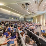 偌大的會(huì)場(chǎng)，不到一會(huì)兒時(shí)間，早已座無虛席。