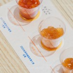 將水果搗碎或切塊，熬煮後釋出果膠凝結成醬，吃得到果粒，屬於『有魂有體』的果醬，英文為『Jam』。