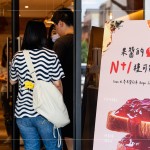 致上新業(yè)客製化鋼杯，外觀以手繪線條勾勒出建築物的溫度，新業(yè)團隊始終保持對住戶服務的熱誠，致力於打造美好家園。