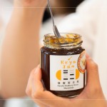 柯亞老師曾說『南莊橙』是入行以來最具挑戰(zhàn)的嘗試，近兩年的時間調配了30幾款版本，成功找回半世紀前的味道，把在地民族的歷史保存在果醬裡。