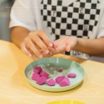 用雙手揉搓火龍果粉圓，每一顆都擁有手工製作的獨(dú)特感，期待成品端上桌的那一刻。