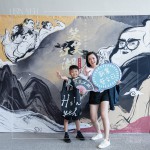 等待進(jìn)場的時(shí)間裡，與家人共同合影留念，記錄下這美好的時(shí)刻。