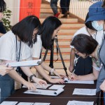 於新業(yè)建設(shè)專屬領(lǐng)票處，仔細(xì)與住戶核對資料及票卷，讓住戶可以安心地入場觀影。