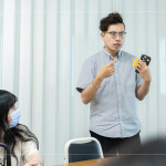 由甘霖基金會-楊子賢主任與新業(yè)同仁分享送餐服務(wù)的初衷與目的，期許當(dāng)天的志工體驗(yàn)?zāi)芨钋械倪M(jìn)行，共同傳遞真誠與關(guān)懷。