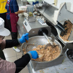 牙口不好的長輩們，需將餐食絞碎到適合入口的程度，確保每一口都能安心吞嚥，不只是備餐上的用心，更是對長輩健康與尊嚴(yán)的守護(hù)。