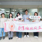 新業(yè)建設(shè)與甘霖基金會從109年攜手合作，參與送年菜活動、擔(dān)任送餐志工、親手製作中秋月餅、端午肉粽致贈長輩，用實(shí)際行動展現(xiàn)最真心的承諾。(圖右三為甘霖基金會－楊子賢主任)