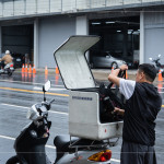 當(dāng)天即使下著雨，送餐也不停歇，志工們騎車或開車穿梭在巷弄間，每次啟程都是一份責(zé)任，確保每位在家中等候的長輩，安心享用餐點(diǎn)。