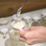 Fresh Stracciatella (Dida絲翠新鮮起司)屬於莫札瑞拉家族的成員，在凝乳塊形成後，需要做塑形的步驟，撕碎成條狀拌鮮奶油，也是布拉塔的內餡。