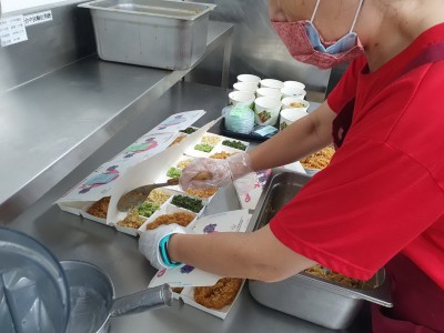 疫情衝擊益起相挺｜新業(yè)樂當送餐天使